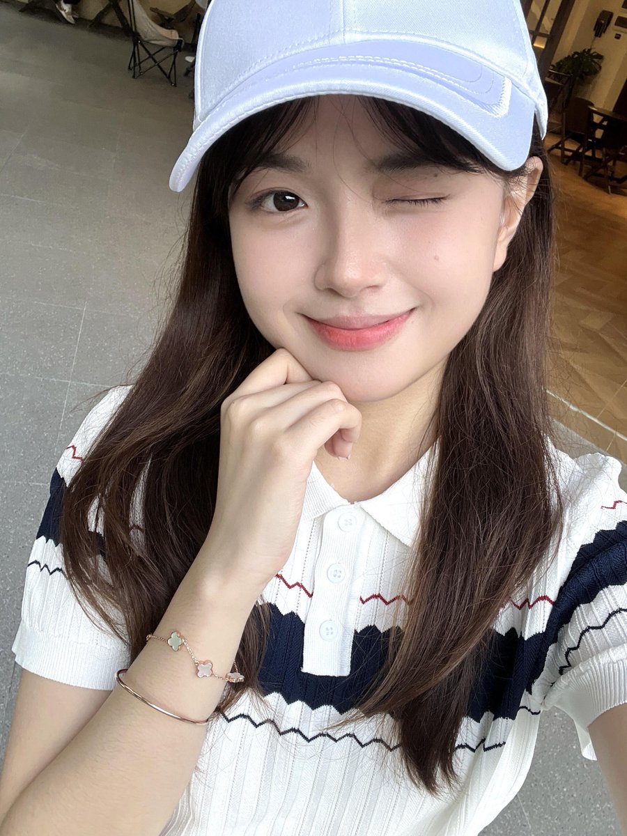 Veyra27's tweet photo. Two little moods on a bright casual day. A playful wink and a gentle resting smile. Simple casual look for a relaxed weekend.#CasualVibes #DailySelfie #OOTD https://t.co/DD2fdZHciT