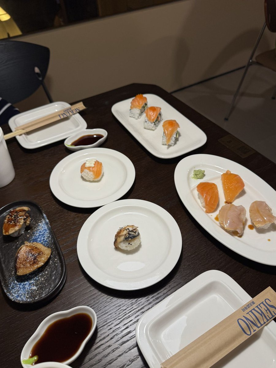 Veyra27's tweet photo. Sushi night done right. Fresh salmon sashimi, crispy rolls and melt-in-mouth seared nigiri. Nothing beats slow dinner with premium Japanese sushi.#SushiLovers #JapaneseFood #Foodie https://t.co/xWMRvVrGDv