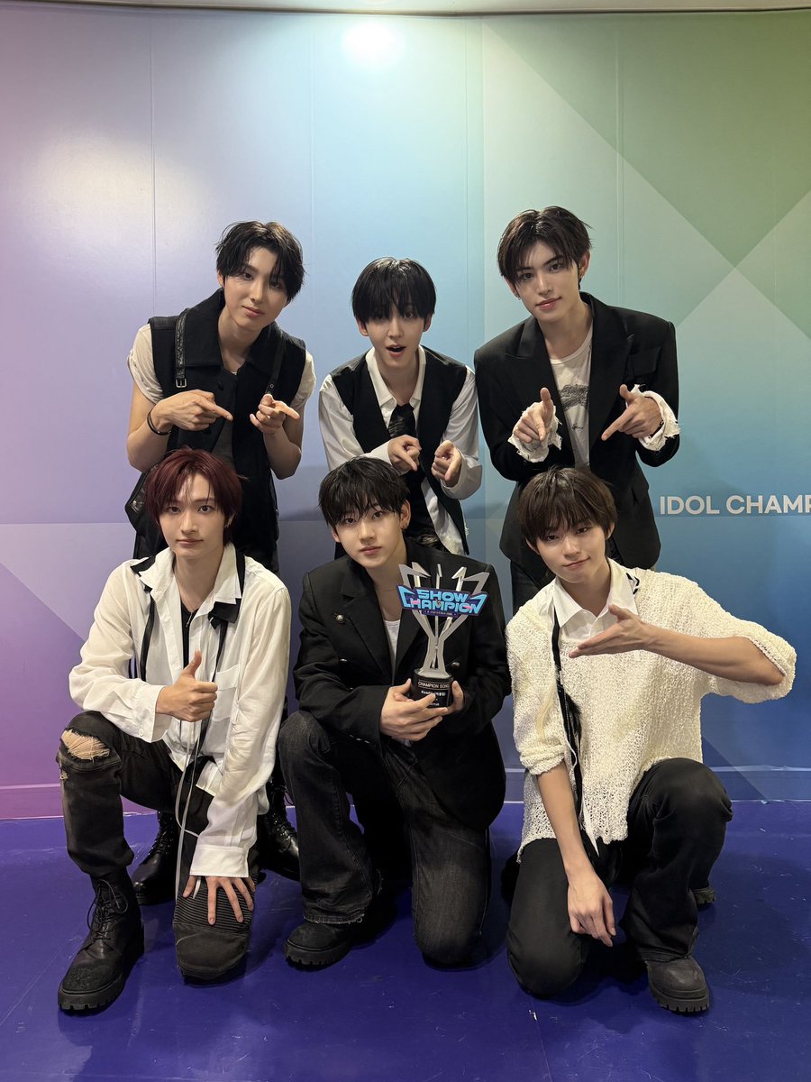 KJ_kpopfanboy95's tweet photo. 🏆 KickFlip takes 1st place on 'Show Champion' 261014, earning their 1st win for “Kick Off The Wall (feat. iann dior)”.
Congratulations to @kickflip_jype and #WeFlip! 🎉
#KickOffTheWall1stWin
#KickOffTheWall_1stWin #KickFlip5thWin
#KickFlip #킥플립 https://t.co/dp6T5FstqT