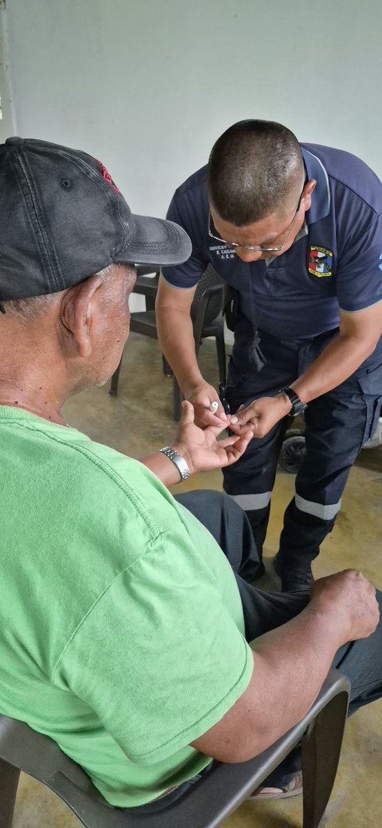 senafrontpanama's tweet photo. ¡TODOS POR PANAMÁ! 

En el marco de la Operación Juntos por Panamá, unidades de Servicios Médicos del SENAFRONT brindaron atención y evaluación de salud a personas damnificadas en la Iglesia de Cristo, en Chigoré, Penonomé, Coclé. https://t.co/e8cyMFjMAz