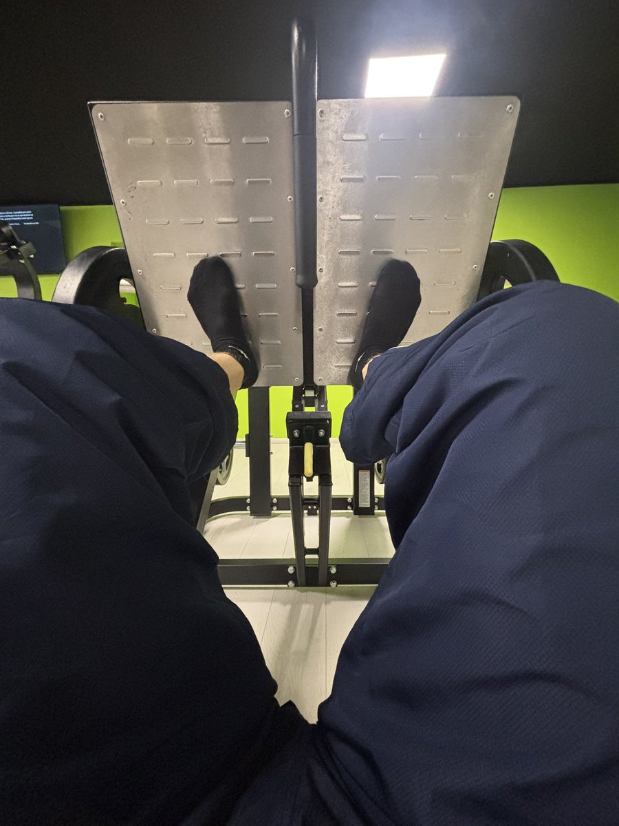 mastergabriel98's tweet photo. Allenamento con calze sudate 💦💦

#findom #cashmaster #mensocks #paypig #malefootworship #malefeet #alpha #submissive #malefoot #mansocks #socks #sock #footfetish #maledomination
#master #soles #humanatm
#moneyslave https://t.co/VSiDyGCMV3