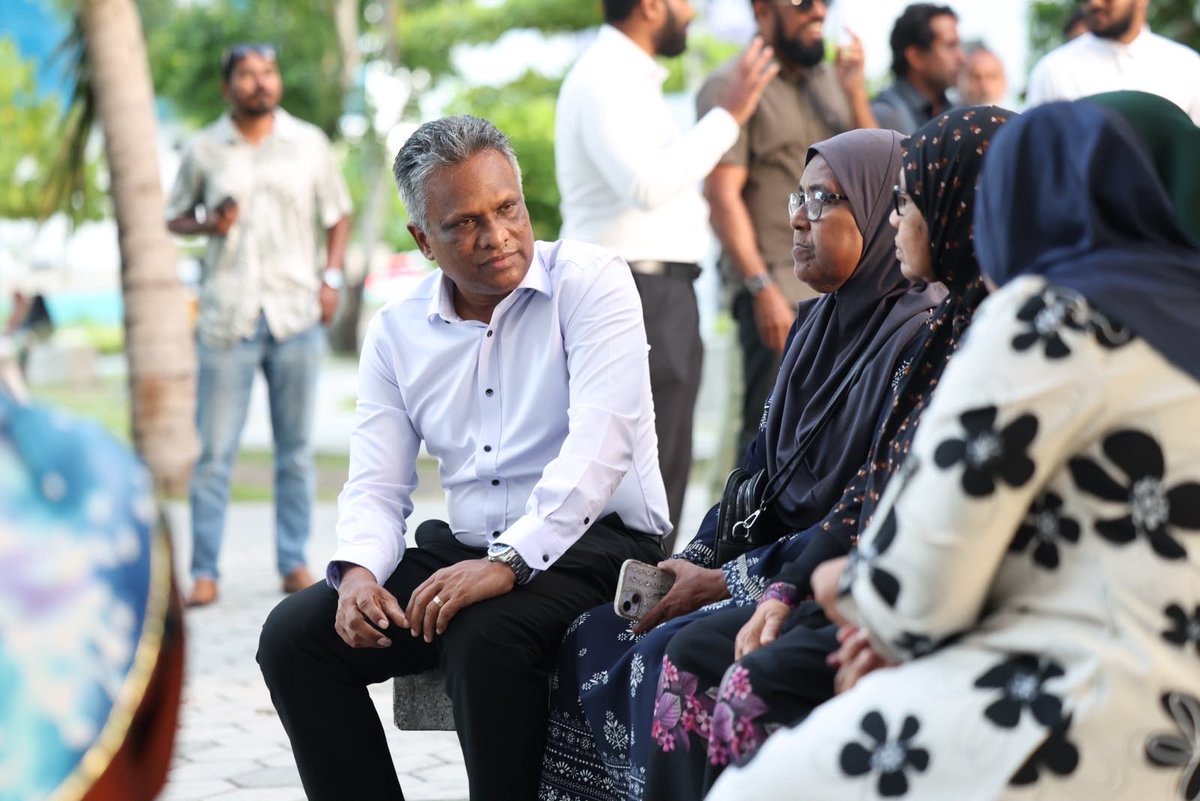 adamazim's tweet photo. މާލޭގެ ތޮއްޖެހުން ކުޑަކޮށް، ރައްޔިތުންނަށް ލުއިފަސޭހަ ދަތުރުފަތުރުގެ ނިޒާމެއް ގާއިމުކުރުމަށް އެމްޑީޕީގެ ސަރުކާރުން ފެށި އާރްޓީއެލްގެ ޚިދުމަތަކީ ރައްޔިތުންގެ އުންމީދުތަކާ ގުޅިފައިވާ މުހިންމު މަޝްރޫޢެއް.

އިއްޔެ މި ޚިދުމަތުގައި ހުރި ގޮންޖެހުންތައް ގާތުން ތަޖުރިބަާކުރެވުނު،
އަޅުގަނޑުމެން އާރްޓީއެލް ބަހުން ދަތުރުކުރީ މާލެއިން ހުޅުމާލެއަށް. ބަހުގެ ޚިދުމަތް ބޭނުންކުރާ ގިނަ ރައްޔިތުންނާއި ދިމާވެ، އެ ބޭފުޅުންނަށް ދިމާވާ ދަތިތައް ވަނީ ދެނެގަނެވިފައި.

މާލެ ސަރަޙައްދުގެ ޓްރެފިކް މައްސަލައަށް ދާއިމީ ޙައްލެއް ހޯދުމަށްޓަކައި، ސިޓީ ކައުންސިލުން ވެހިކަލް ކެރީންގ ކެޕޭސިޓީ އެކުލަވާލައިގެން ކުރިއަށްގެންދާ މަސައްކަތްތަކާއެކު، އާންމު ދަތުރުފަތުރުގެ ނިޒާމު އިތުރަށް ހަރުދަނާކުރުމަކީ ކޮންމެހެން ބޭނުންތެރި ކަމެއް، ރައްޔިތުންގެ އަޑުއަހައިގެން، ކަންކަން އިޞްލާޙުކޮށް ކުރިއަށް ދިއުމަށް އަޅުގަނޑުމެން މިތިބީ ތައްޔާރަށް

#FaisalAzim2028
#MDPPresidentialPrimary
#VoteFaisal
#RanreendhooFathihakah