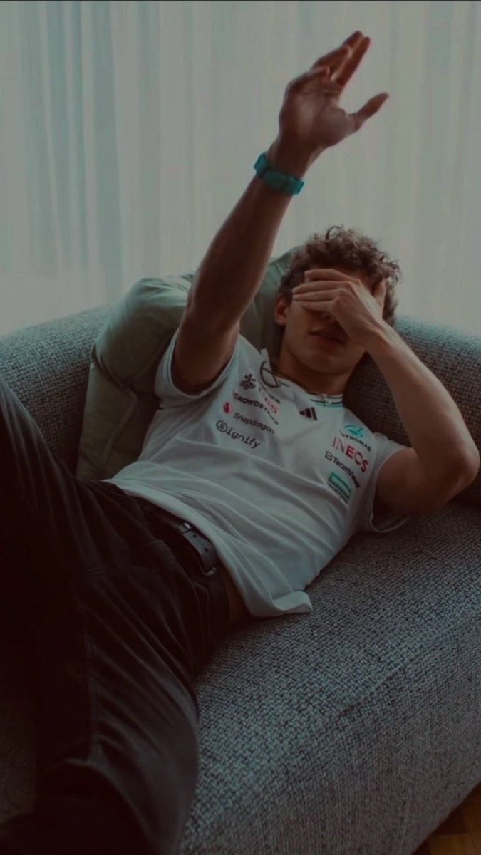 Oscartistry's tweet photo. Whoever gets to hold his waist so fucking lucky https://t.co/cyhT8Pg13W