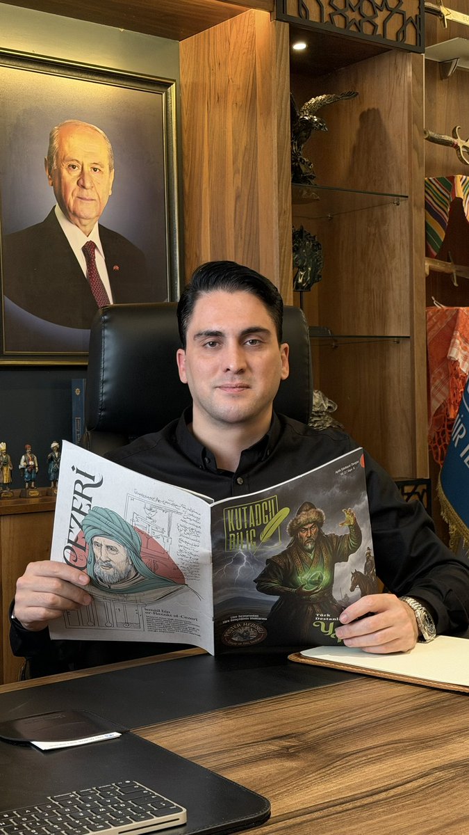 burakkilictc's tweet photo. Ülkü Ocakları Genel Merkezimiz tarafından yayımlanan Kutadgu Bilig dergimiz, İzmir Ülkü Ocaklarında yerini aldı.

İzmir’in 30 ilçesinde ve kent merkezimizde dergimizi Türk gençliğiyle buluşturuyor; gençlerimizi okumaya, düşünmeye ve yazmaya davet ediyoruz.

Dergimizle tanışmak, fikirlerini paylaşmak ve yazılarıyla katkı sunarak yazar kadrosunda değerlendirilmek isteyen bütün gençlerimizi il ve ilçe ocaklarımıza bekliyorum.

Türk gençliğinin fikri de kalemi de geleceğimize yön versin!