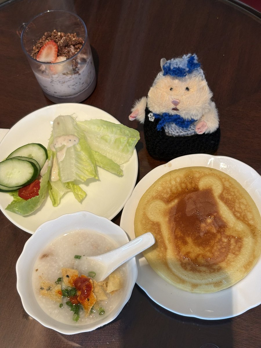 PON_michaRA's tweet photo. 2日目！この朝食に出るヨーグルトと中華粥本当に美味しいから行くと絶対食べるの🫶

行くか悩んだけど最後だよ〜って話を思い出したので太極拳へ
10時の回は結構直前でも余裕でびっくり！
そして案の定ミッキーさん𐤔𐤔𐤔𐤔𐤔𐤔
最初のレクチャーにない動き入れて困惑させるの辞めてください𐤔𐤔𐤔 https://t.co/0DkBwT0hVM