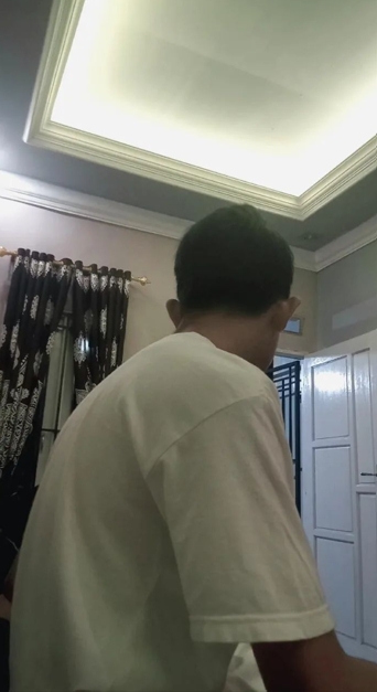 txtharihariWNI's tweet photo. Astaghfirullah, astaghfirullah. Kenapa anak sekolah zaman sekarang ngeri banget ya? 😭

Suami cerita, di kantornya ada dua anak magang SMA cewek. Ceritanya, suamiku ngajak temennya.

Suamiku: “Siang-siang gini enak kali ngejus ya, nyari jus yok.”

Temennya: “Lagi banyak kerjaan, Pak.”

Si anak magang: “Yok, Pak, sama aku aja.”

Suamiku nggak merespons, lanjut ngajakin temennya dan akhirnya pergi bareng temannya.

Nggak sampai di situ, masih lanjut. Nyampe kantor, ceritanya suamiku membagikan jus itu ke semua admin di sana.

Suamiku nyeletuk, “Kok jusnya kurang manis sekarang ya, Cok,” ke temannya.

Eh, malah si anak magang yang nyahutin, “Minumnya sambil ngaca dong, Pak, biar manis.”

Seketika semua orang di ruangan ketawa. Suamiku cuma bisa bilang, “Ya ampun, astaghfirullah.”

Setelah itu, suamiku menginstruksikan rekannya yang cewek buat menasihati si anak magang. Jaga tingkah dan sopan santun ke bapak, karena kebetulan suamiku yang megang cabang sana. Satu lagi, tolong baju jangan terlalu ketat.

Ini suamiku yang cerita.

Jangan berpikiran yang enggak-enggak ke suamiku. Semua ceritanya pun udah aku konfirmasi ke rekan kerjanya yang ada pas kejadian, dan beliau juga yang menasihati anak magang itu karena beliau yang paling dituakan di kantor.

Menurut kalian, bagaimana cara terbaik menegur anak magang agar tetap sopan tanpa mempermalukan mereka?