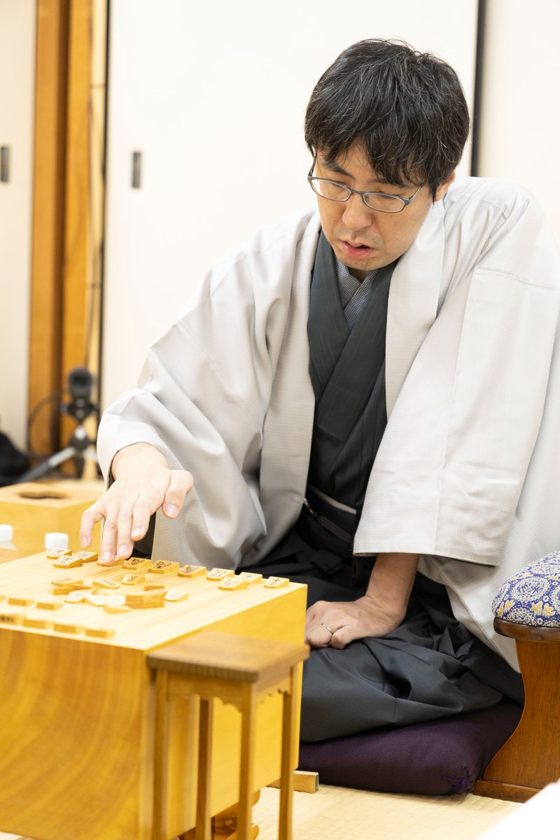 mainichi_shogi's tweet photo. 王座戦第４局は挑戦者の広瀬章人九段が伊藤匠王座に勝ち、対戦成績を２勝２敗のタイに戻しました。最終第５局は27日、甲府市の常磐ホテルで指されます。伊藤王座は２連覇、広瀬九段は2018年に獲得した竜王以来のタイトルを目指す戦いになります。（写真は日本将棋連盟提供） https://t.co/UXV4rq1fQg
