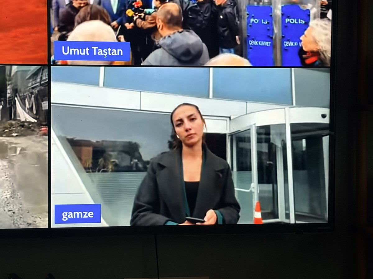 GazeteSolfasol's tweet photo. Kayyum ataması sonrası televizyon canlı yayınları durdurulan ve bant yayınına geçen Halk TV çalışanı gazeteciler yayına YouTube üzerinden kendi imkanlarıyla devam ediyor! 
Halk TV emekçilerinin yanındayız!
--> https://t.co/07OLy6GQS4 https://t.co/BAxjNeVnvA