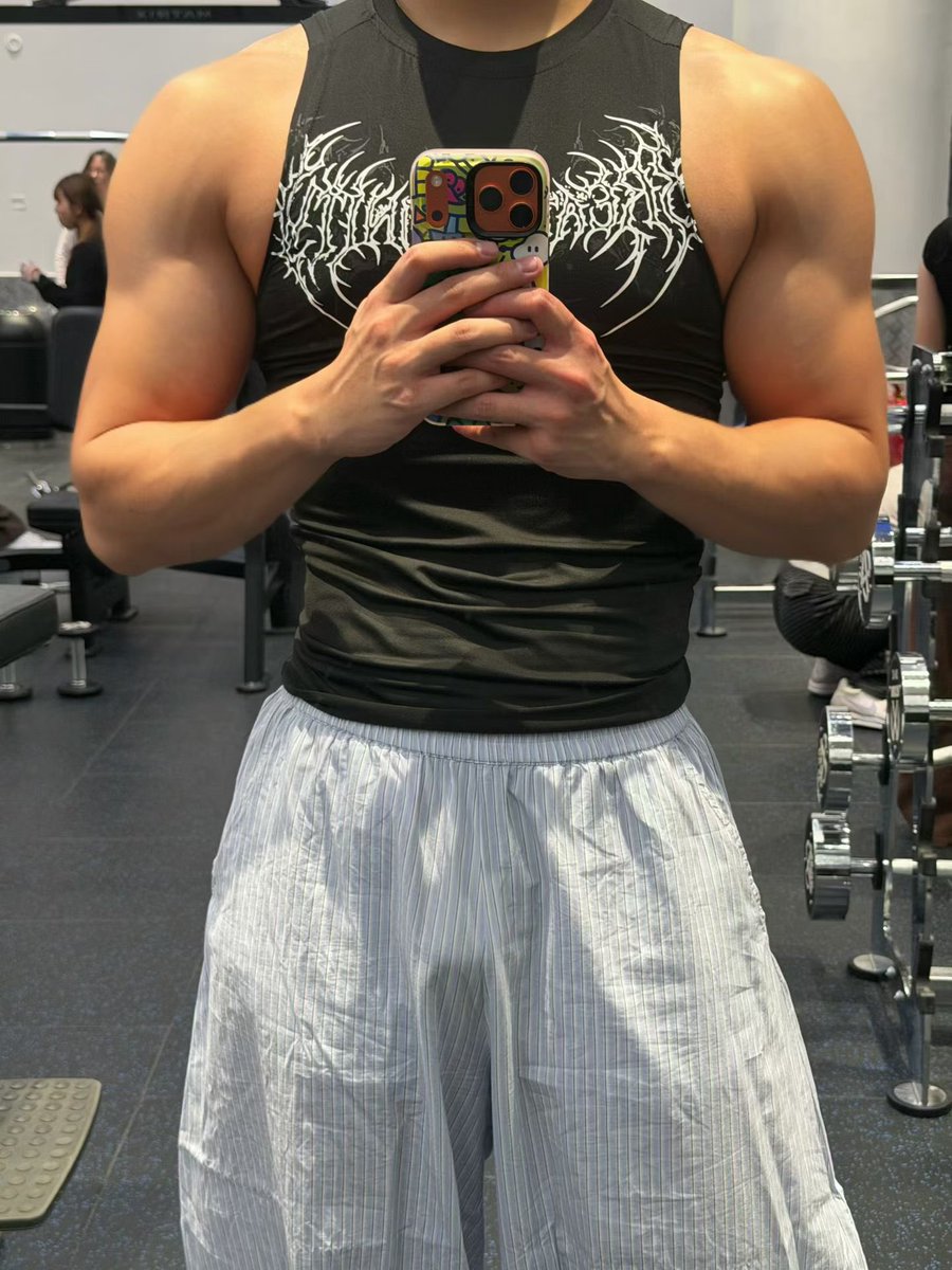 EhM53q's tweet photo. 为什么我发身材没人看啊，不爱看吗🤦🏻 https://t.co/ENbpBXHZGo