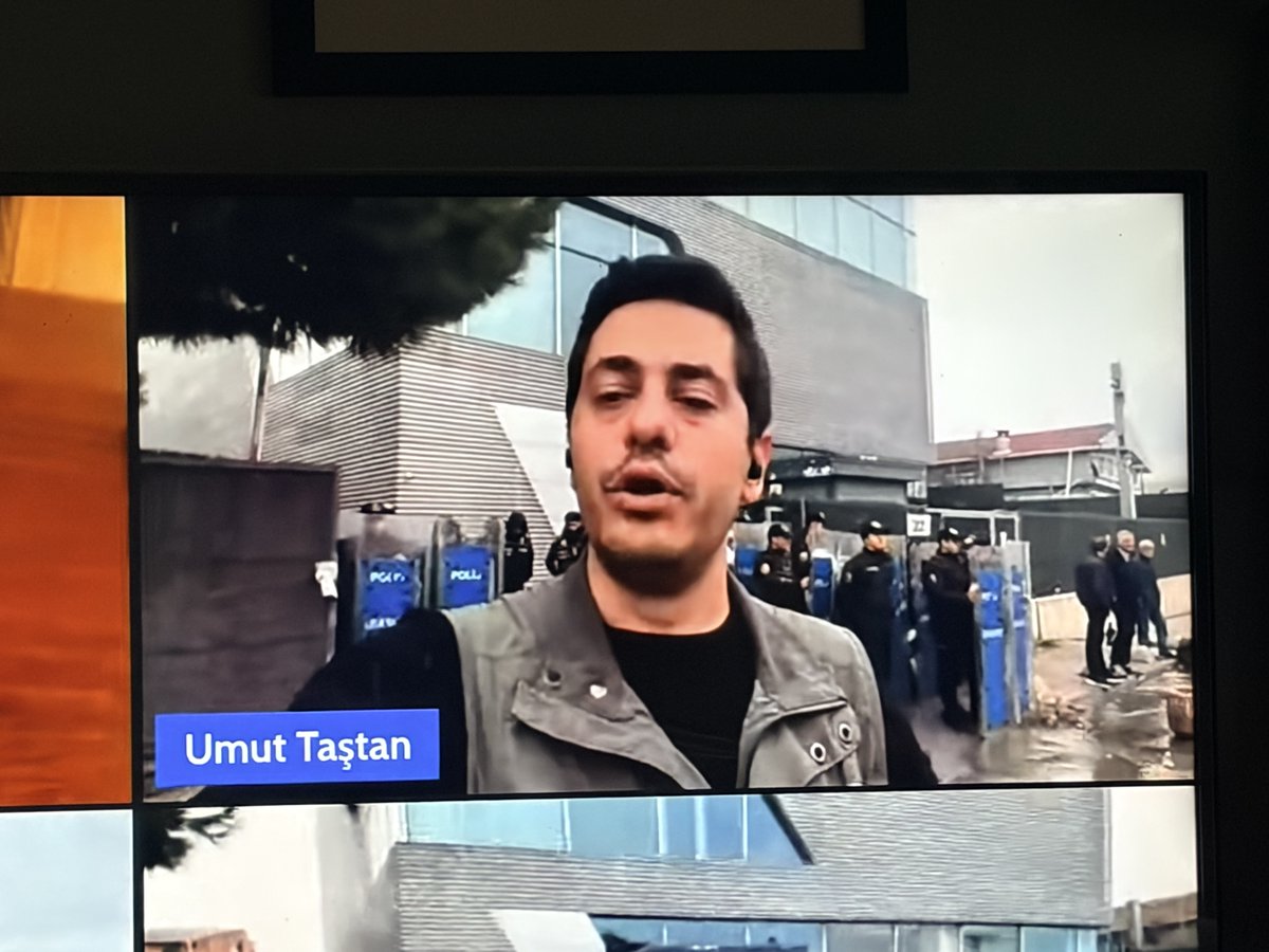GazeteSolfasol's tweet photo. Kayyum ataması sonrası televizyon canlı yayınları durdurulan ve bant yayınına geçen Halk TV çalışanı gazeteciler yayına YouTube üzerinden kendi imkanlarıyla devam ediyor! 
Halk TV emekçilerinin yanındayız!
--> https://t.co/07OLy6GQS4 https://t.co/BAxjNeVnvA