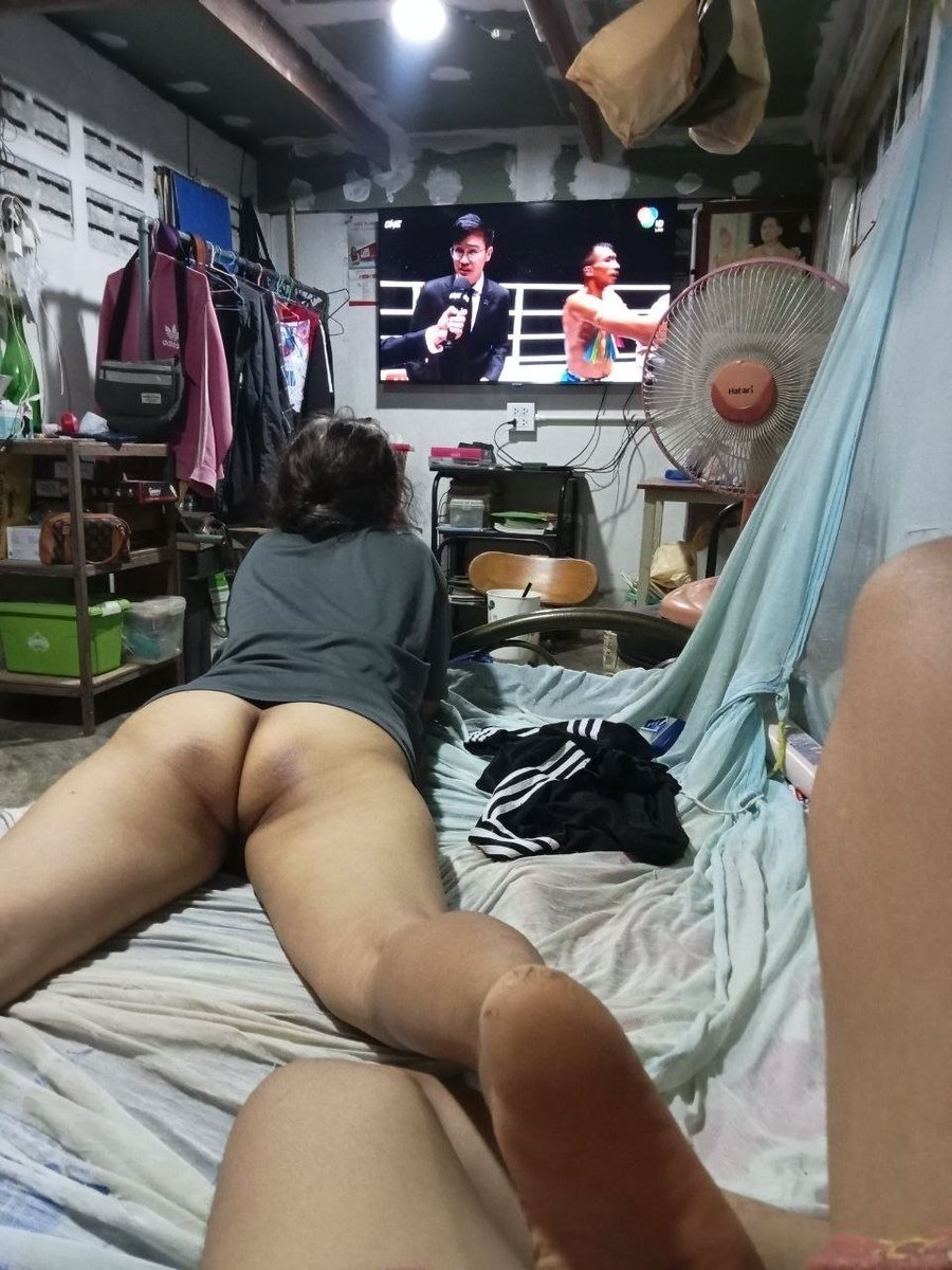 Doheemom49's tweet photo. แม่ทำไมเวลานอนไม่ใส่กางเกง
#โชว์ตูด
#แอบถ่ายตูด 
#ตูดใหญ่ https://t.co/mKxdd3wma5