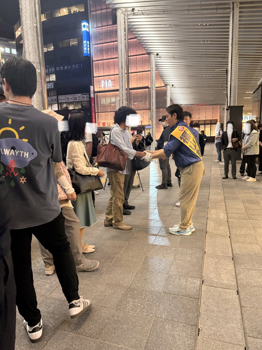 mka_mneco's tweet photo. 今日の #福山あつし 横浜駅西口📣
アンチの下品な騒音妨害に屈しず、立派に話し切りました✊🏻

演説後には握手を求める方々の長蛇の列。※アンチよ、善良な人には君らの所業がどれだけ悪質か分かるんだよ。

本気で腐敗した市政を変えたい市民の皆さん、#福山あつしさん一択  です🔥‼️🔥 https://t.co/DupaXxGifB