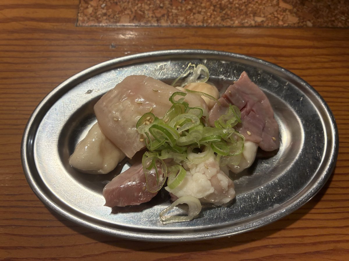 ShoichiroR's tweet photo. 新高円寺駅近く『肉流通センター』
ごちゃ混ぜホルモン、タン塩、ハラミ、カルビ…
ホルモンとカルビは連れが食べます。もう脂が駄目になってきた…😅 https://t.co/mU4v8KwP1P