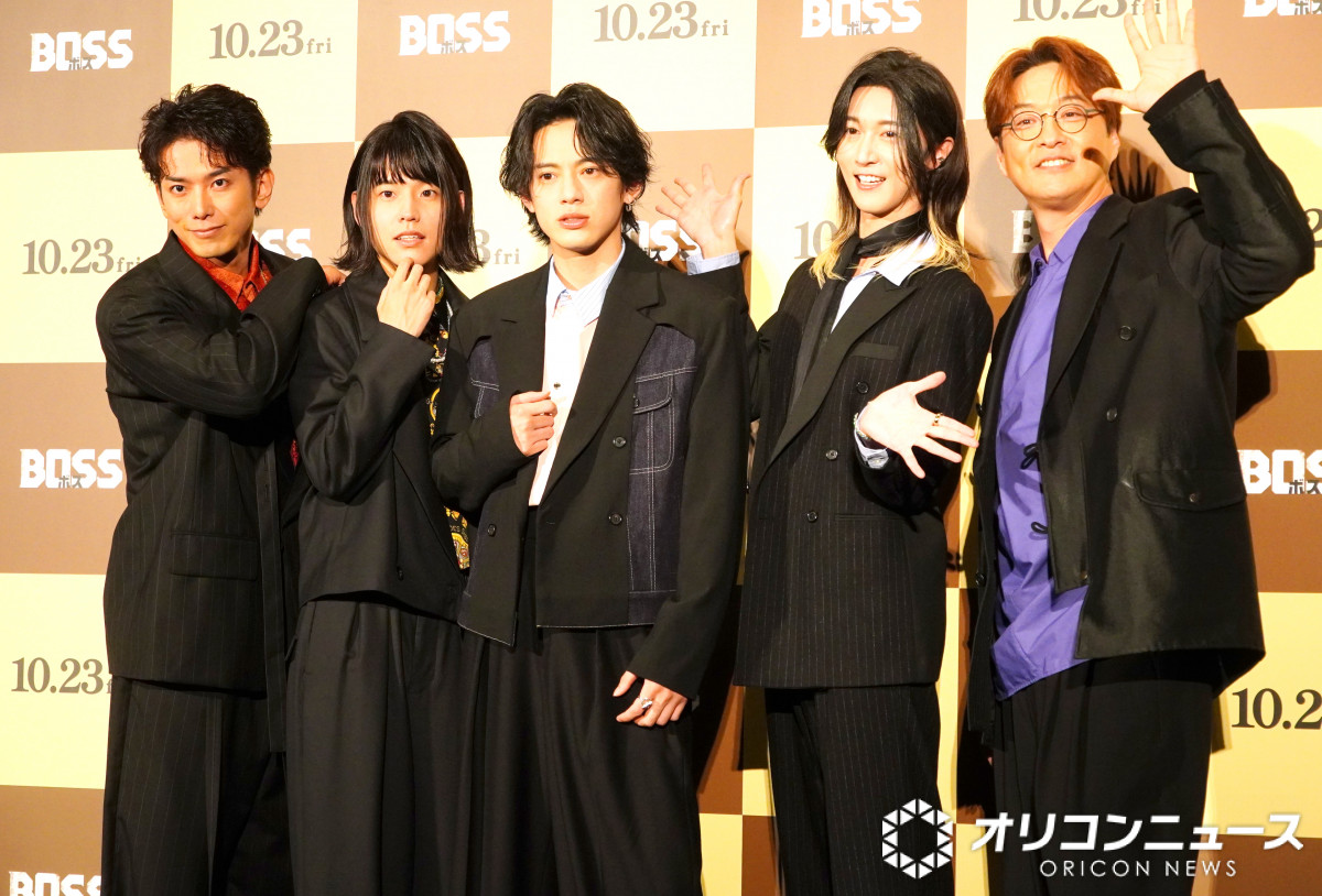 oricon's tweet photo. モナキ、雰囲気ガラリな“黒モナキ”で登壇🕴️　
純烈・酒井一圭は照れ笑い「めちゃくちゃ恥ずかしい」
https://t.co/UXuRYdrZSN

#映画ボス @bossmovie_jp https://t.co/5JADvrQEgN