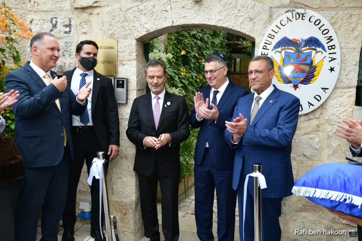 RevistaSemana's tweet photo. Día histórico para las relaciones entre Israel y Colombia. El canciller, Gideon Sa’ar inaugura la embajada de Colombia en Jerusalén junto al ministro de Relaciones Exteriores, Omar Bula. https://t.co/f0wz5K9jDc https://t.co/BFwQOIR6LE