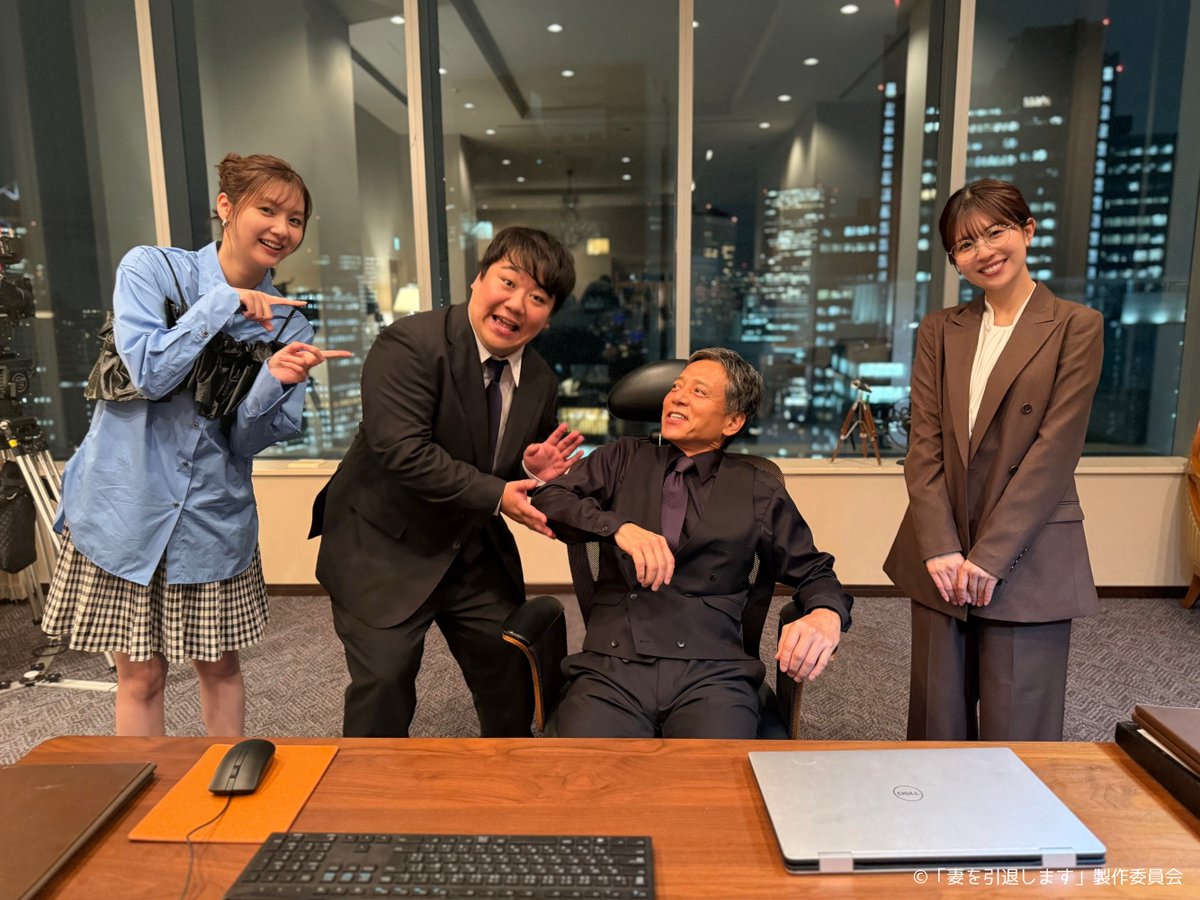 premiere23_tx's tweet photo. ˗ˏˋ 📷⌇𝘰𝘧𝘧 𝘴𝘩𝘰𝘵 ˎˊ˗
⁡
とあるシーンの撮影後に✌🏻
本編とは大違い!?
楽しいオフショット撮影でした☺️
⁡
とあるシーン本編でチェックしてみてください🙇🏻‍♂️
▶ https://t.co/afiBrIG3rB
⁡
#ツマイン 第3話は
10月19日(月)よる11時6分〜💔✨️
⁡
#新川優愛 #松田好花 #勝村政信 #ラランドニシダ https://t.co/r02NVm3Ano