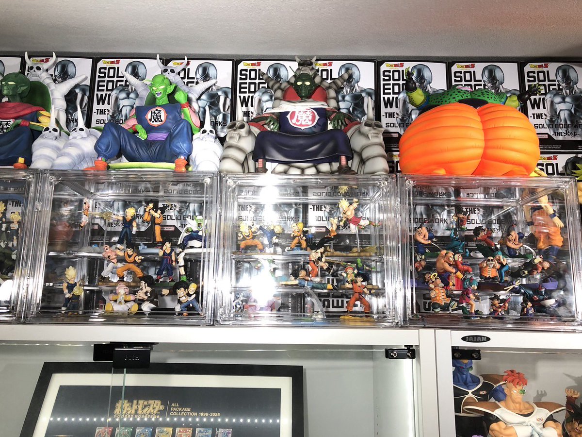 poppomathu's tweet photo. 恐らくフィギュアの中で一番配置変えをしてるであろうドラカプシリーズ。中々しっくりくる飾り方が分からず並べては悩みの繰り返し🤔
ダイソーケースはちょうどシリーズごとに収まるけどかなりのスペースが必要になる…
どうしたものか😂
#ドラゴンボール　#ドラカプ　#フィギュア　#一番くじ　#anime https://t.co/yh00BEmEEu