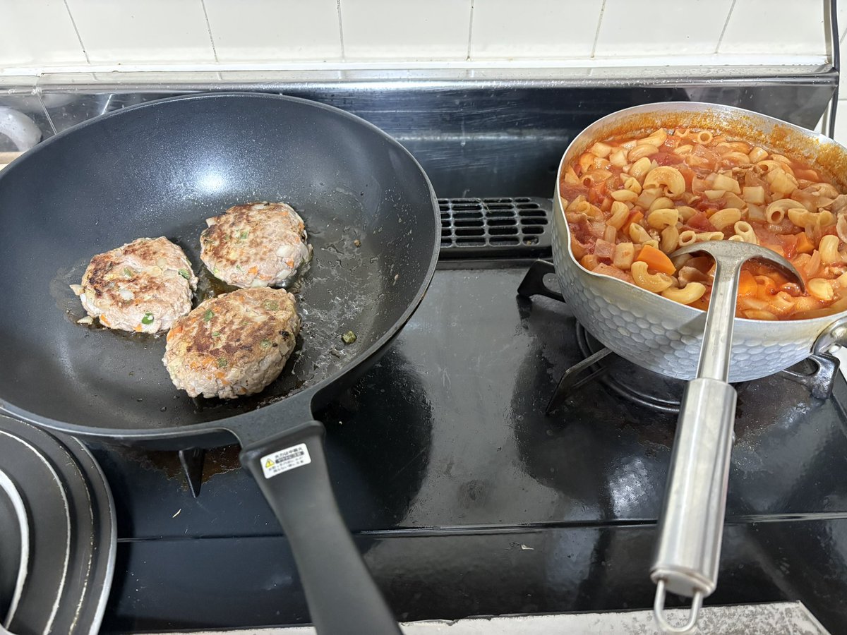 rinr__98141's tweet photo. ママお誕生日だから大好物のハンバーグとトマトスープ作ってる🎂
腰が痛ぇぇ、、笑 https://t.co/AY9bWjazKz