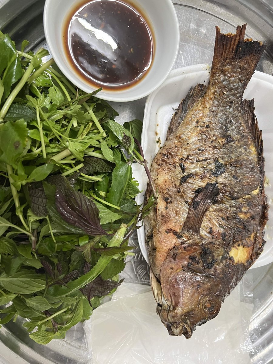 jiabtc's tweet photo. hehe, grilled fish for dinner and it smells sooo good

fresh, crunchy greens and a rich, flavorful dipping sauce

so simple, yet unbelievably delicious

what’s on your dinner table tonight? https://t.co/T77LsGfEpf
