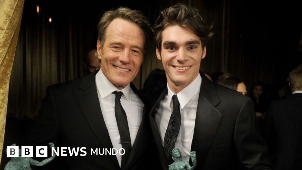 Dione6219's tweet photo. "Te extrañaré, hijo": la emotiva despedida de Bryan Cranston tras la muerte de RJ Mitte, su compañero en "Breaking Bad" #BreakingBad #RJMitte #BryanCranston #serie #muerte https://t.co/muBUXryavr https://t.co/jeSKZtm4fJ