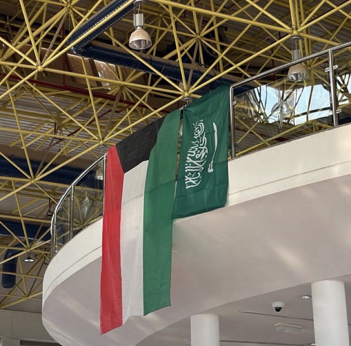 shouq_sh11's tweet photo. احد الجامعات الكويتية تتزين بعلم السعودية والعلم الكويتي                            🇸🇦 🇰🇼 https://t.co/rmrM28TiEG
