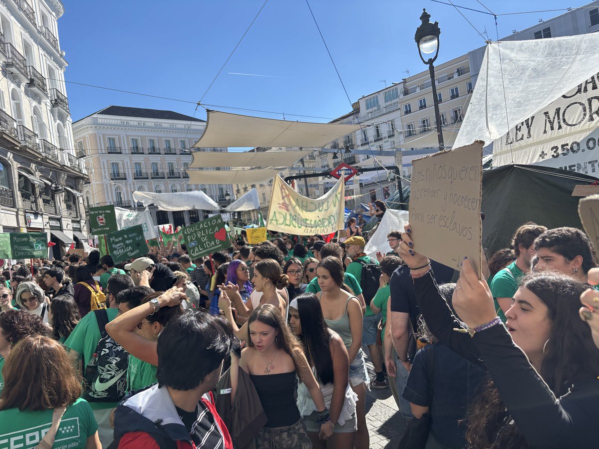 MorenoG_Agustin's tweet photo. Éxito de la Huelga en defensa de la #EducaciónPública de Madrid frente a los ataques al que la somete el gobierno de Ayuso.
Alto porcentaje de paro en los centros y zonas, según las informaciones en directo, y la Puerta del Sol abarrotada de camisetas verdes
¡A las 18h en Atocha! https://t.co/SQf5hg0bns