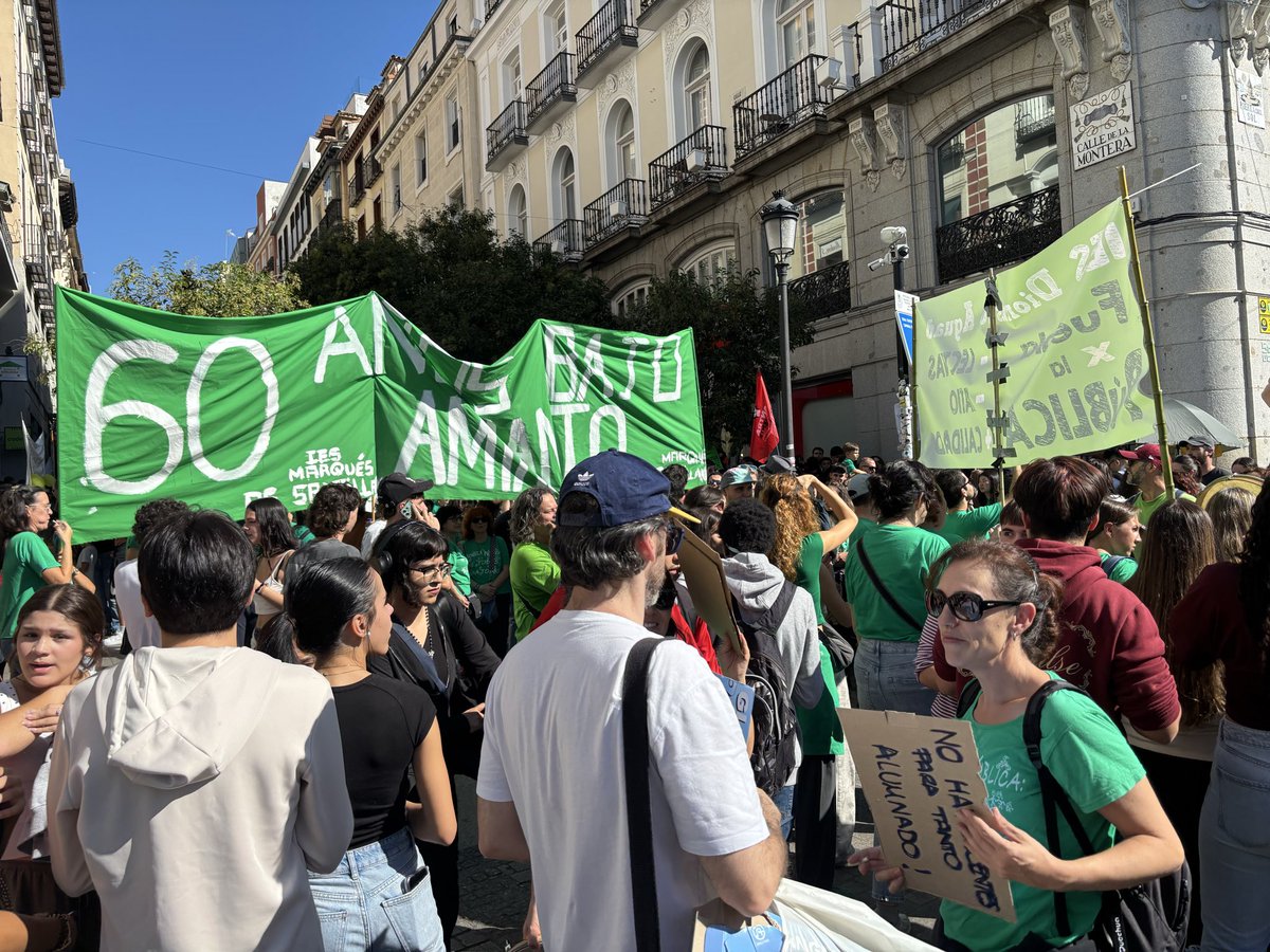 MorenoG_Agustin's tweet photo. Éxito de la Huelga en defensa de la #EducaciónPública de Madrid frente a los ataques al que la somete el gobierno de Ayuso.
Alto porcentaje de paro en los centros y zonas, según las informaciones en directo, y la Puerta del Sol abarrotada de camisetas verdes
¡A las 18h en Atocha! https://t.co/SQf5hg0bns