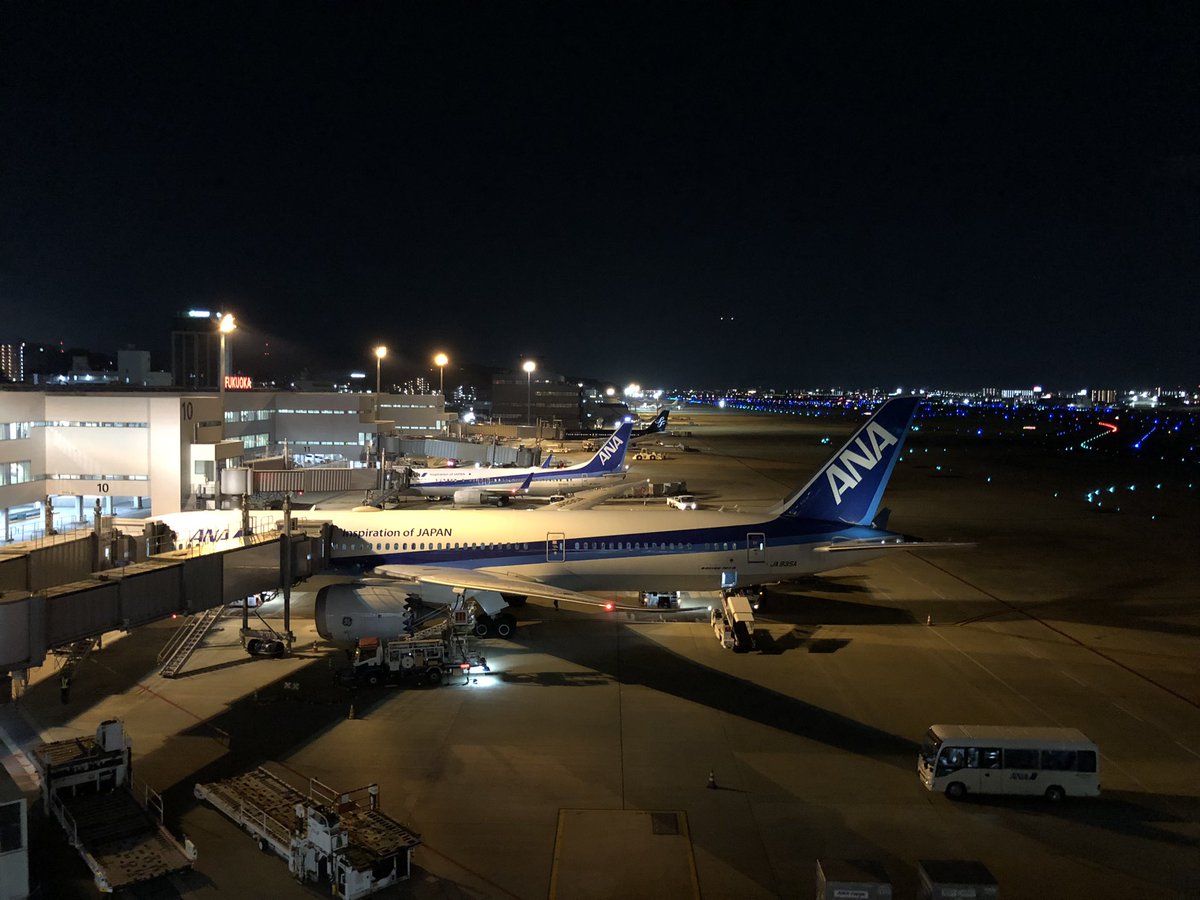 poncyogo's tweet photo. 今日も、地下鉄の一日乗車券でお出かけしています。今夜は福岡空港へ。展望デッキからの撮影に挑戦してみました✨ https://t.co/5OTSDeAYyW