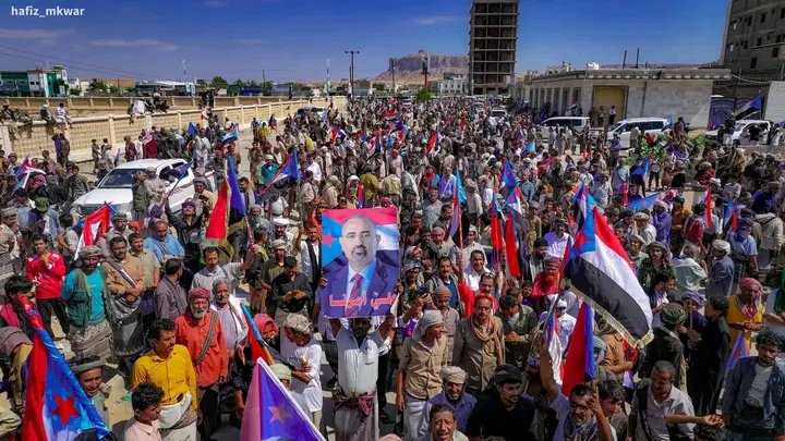 x9okil's tweet photo. بعض الصور من تدفق الحشود من عمق مديريات شبوة من الصحراء والجبل والساحل في لوحة وطنية جامعة احتفاء بالذكرى الـ63 لثورة الـ14 من أكتوبرالمجيدة
#مليونيه_التعبيه_والاستنفار_الجنوبي
#حشود_التعبيه_والاستنفار_الجنوبي https://t.co/ODuvvGkjz6