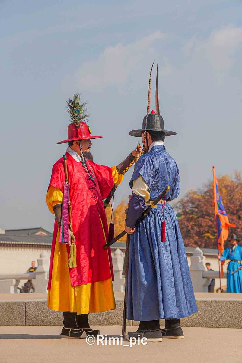 Rimi_07i's tweet photo. <광화문 파수의식>⚔️

광화문 월대 위에서 일정 시간마다 진행하는 
광화문 파수의식이 있습니다!

장수들이 서로 군례를 주고 받으며 교대를 하고
근무하는 수문군들의 근무태도와 의장물을 확인하는 <적간>이라는 절차를 가까이서 관람 하실 수 있습니다☺️ https://t.co/p00SI8wmiL