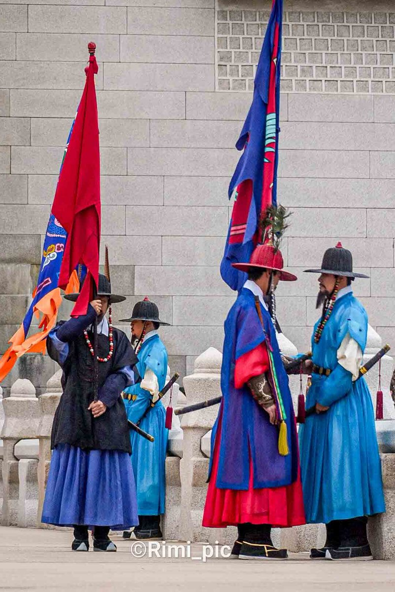 Rimi_07i's tweet photo. <광화문 파수의식>⚔️

광화문 월대 위에서 일정 시간마다 진행하는 
광화문 파수의식이 있습니다!

장수들이 서로 군례를 주고 받으며 교대를 하고
근무하는 수문군들의 근무태도와 의장물을 확인하는 <적간>이라는 절차를 가까이서 관람 하실 수 있습니다☺️ https://t.co/p00SI8wmiL