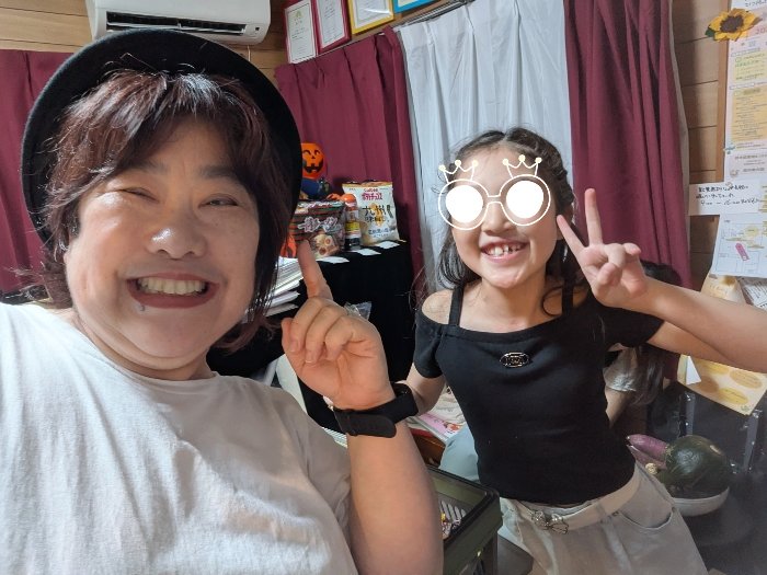 cheebow0150's tweet photo. 連日レッスン後はハロウィンイベントで盛り上がってます🎃みんなお菓子のつめ方、うまいわ

ひととき甘いもので楽しんでね〜 https://t.co/BXecMKnWZy