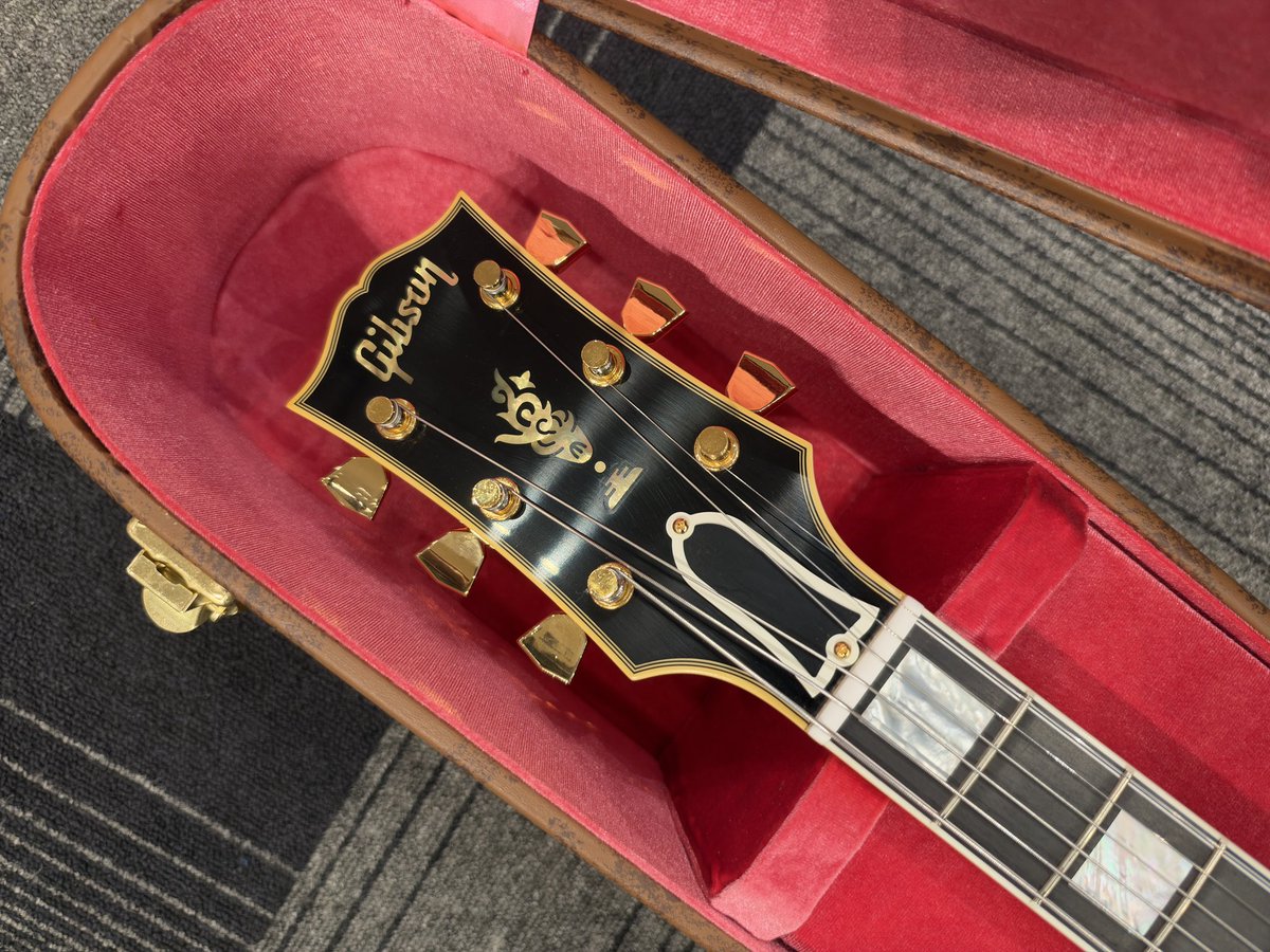 GClub_Umeda's tweet photo. 入荷速報！！
Gibson Custom Shop 1957 L-5CES VOS

圧巻の杢目にやられそうになりながら通販ページを作成しました！

気になる方はぜひチェック！！

https://t.co/i1Z3dyrz6L

お問い合わせは当店まで✨️👀✨

 #クロサワ楽器店  #梅田  #Gibson https://t.co/4qrJUl5zgT