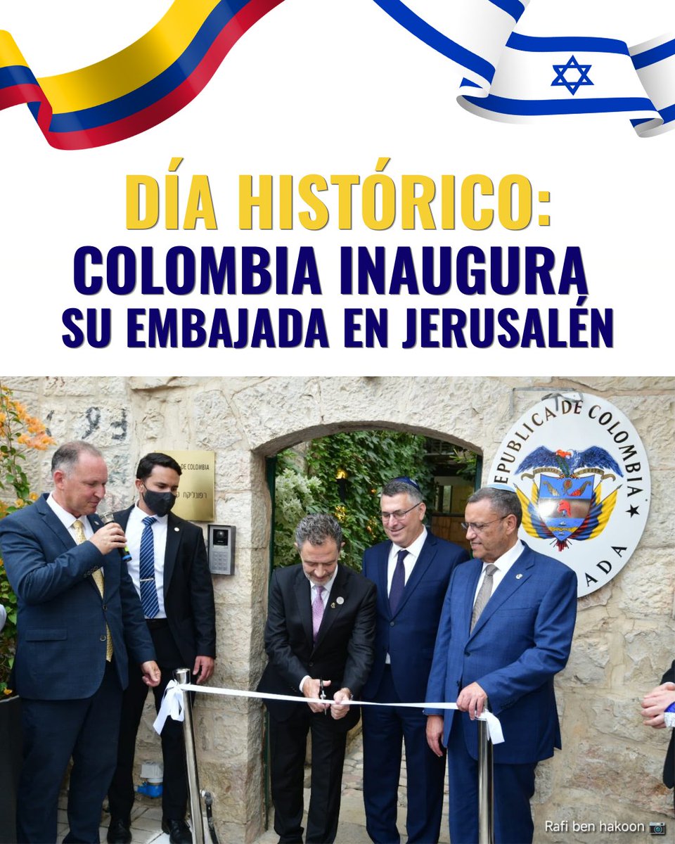 IsraelinSpanish's tweet photo. DÍA HISTÓRICO: Colombia inaugura su embajada en Jerusalén 🇮🇱🇨🇴

Esta mañana Colombia inauguró oficialmente su embajada en Jerusalén, un importante paso en el restablecimiento de las relaciones diplomáticas entre ambos países.

En la ceremonia participaron el Ministro de Relaciones Exteriores de Israel, @gidonsaar y su homólogo colombiano, Omar Bula Escobar. 

Durante la ceremonia, el Ministro @gidonsaar comentó:
"El presidente de Colombia, Abelardo de la Espriella, me dijo mucho antes de su elección: 'Si soy elegido presidente, trasladaré inmediatamente la embajada de Colombia a Jerusalén'. Hizo una promesa y la cumplió".

El ministro Sa’ar añadió: "Abrir una embajada en Jerusalén no es solo reconocer el hecho político evidente de que Jerusalén es la capital de Israel; es también reconocer una verdad histórica que ninguna persona honesta puede negar". 

Foto: Rafi Ben Hakoon / GPO