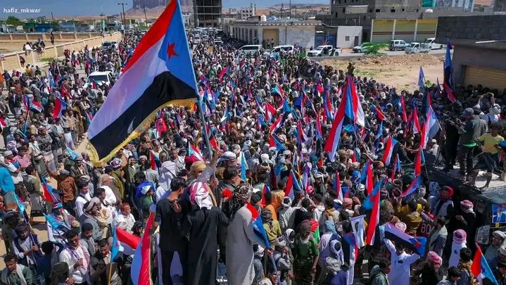 qph8u's tweet photo. وين رايحين اقسم بالله انكم مجانين ، شوفوا على بشر و شعب خرج تلبيه لدعوة قائده ، كيف لكم أن تزيحوا هذا الرجل من المشهد ، ستفشلون و الذي نفسي بيده ✌️
هذه #شبوة اليوم
#مليونيه_التعبيه_والاستنفار_الجنوبي
#حشود_التعبيه_والاستنفار_الجنوبي https://t.co/L2bdpJbJiv