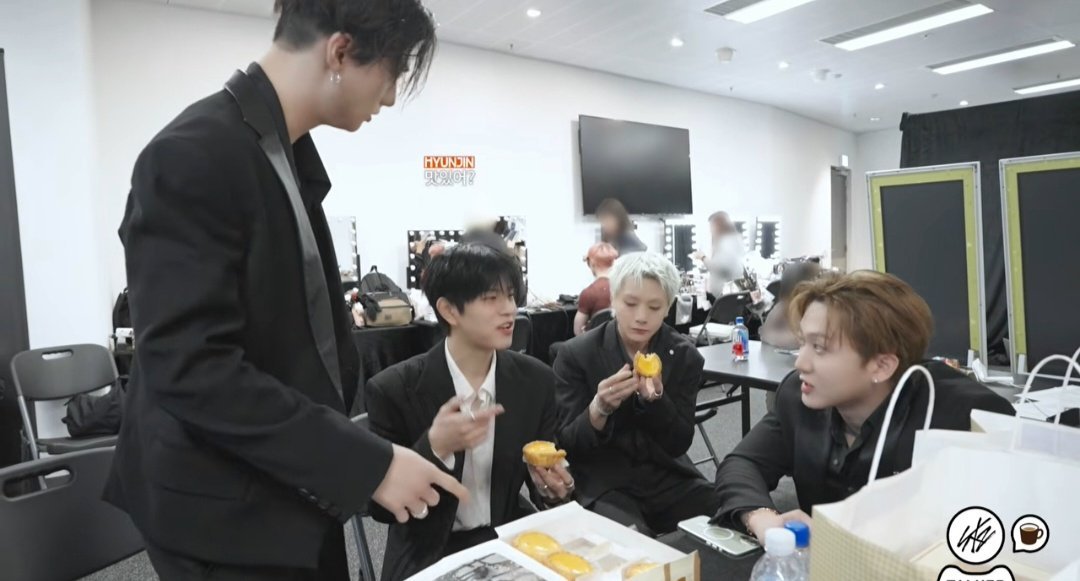 DanielaAveiro's tweet photo. Stray kids dando sinais para portugal parte 278485994 https://t.co/MTxJzu3DzC