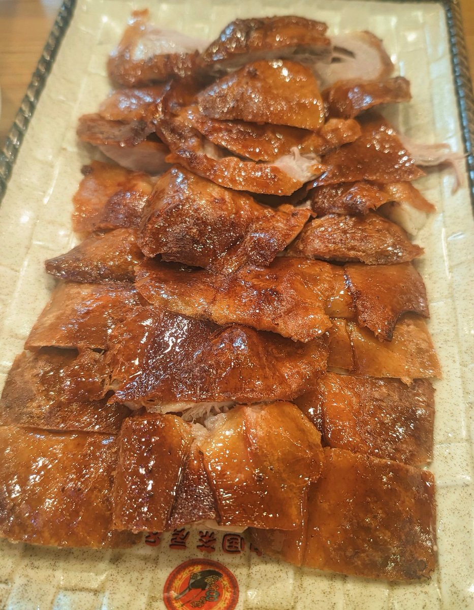 gyokuyo's tweet photo. 北京ダックってお腹ぺこぺこでもそんなに食べられない、年のせいかなとも思ったけど20代の若手も苦戦してる https://t.co/BDKds8lTGa