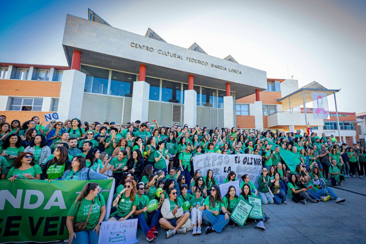 AidaCast's tweet photo. 💚 La educación pública es uno de los mayores tesoros de Rivas. Por eso cuidamos nuestros centros y exigimos los recursos que necesitan.

Hoy, desde la plaza del @AytoRivas, hemos acompañado a quienes defienden una escuela pública fuerte, digna y de calidad.

#HuelgaEducativa https://t.co/13A2Qsxjse