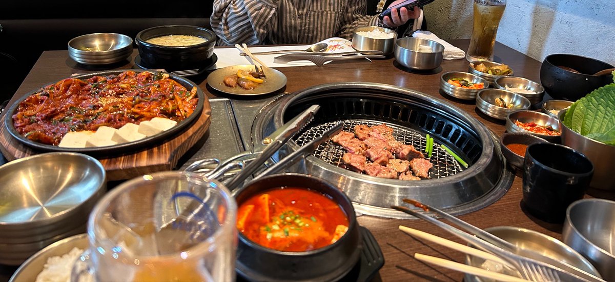 shimatake44's tweet photo. 久々の新大久保！やっとマジャンドンでランチ。
肩ロースと釜山トゥルチギをシェア。
2人で別々のものを注文できるのがありがたい。肩ロース絶品ですね！
ヘインさんのおかげで東京のうまい店を知る🤭付き合ってくれたPriチングに感謝←FNC繋がりってことで😆
＃チョンヘイン　#マジャンドン https://t.co/zDignKCrFG