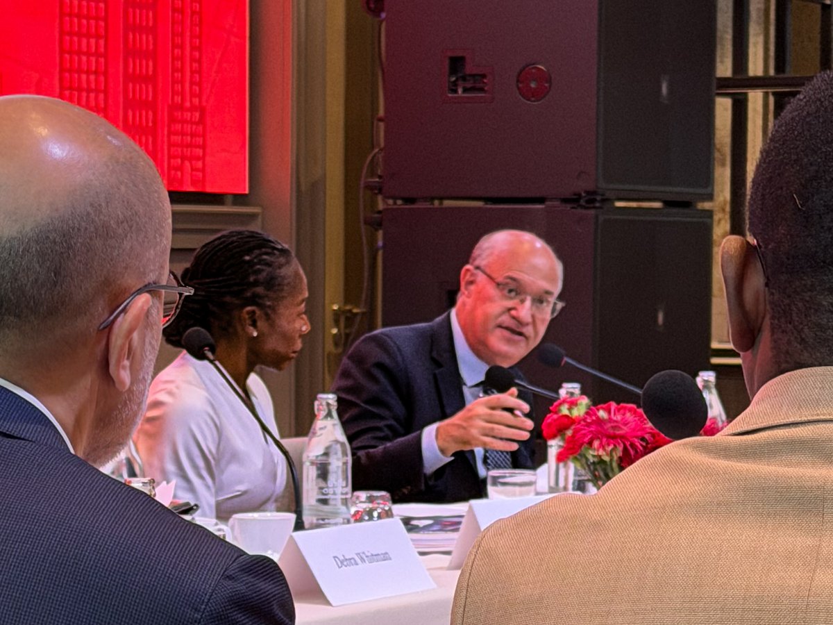 igoldfajn's tweet photo. By 2050, one in four people in Latin America and the Caribbean will be over 60.  

Glad to join @AARP and partners at a roundtable to discuss how to prepare for this demographic shift and turn it into a source of growth. 
 
That means:  
✓ Helping people remain active and productive for longer 
✓ Investing in healthy aging and care systems  
✓ Leveraging technology to adapt and innovate 

At @the_IDB Group, we’re putting this into practice through our work on the Silver Economy and our initiative IDB Cares.
-----
Para 2050, una de cada cuatro personas en América Latina y el Caribe tendrá más de 60 años.

Un gusto participar en una mesa redonda con AARP y otros socios para conversar sobre cómo prepararnos para este cambio demográfico y convertirlo en una fuente de crecimiento.

Esto implica:
✓ Ayudar a las personas a mantenerse activas y productivas durante más tiempo.
✓ Invertir en envejecimiento saludable y sistemas de cuidados.
✓ Aprovechar la tecnología para adaptarnos e innovar.

En el Grupo BID estamos poniendo esto en práctica a través de nuestro trabajo en la Economía Plateada y nuestra iniciativa BID Cuida.
-----
Até 2050, uma em cada quatro pessoas na América Latina e no Caribe terá mais de 60 anos.

Foi um prazer participar de uma mesa-redonda com a AARP e outros parceiros para discutir como nos preparar para essa mudança demográfica e transformá-la em uma fonte de crescimento.

Isso significa:
✓ Ajudar as pessoas a permanecerem ativas e produtivas por mais tempo.
✓ Investir no envelhecimento saudável e em sistemas de cuidados.
✓ Aproveitar a tecnologia para nos adaptar e inovar.

No Grupo BID estamos colocando isso em prática por meio do nosso trabalho com a Economia Prateada e da nossa iniciativa BID Cuida.

@MathiasCormann