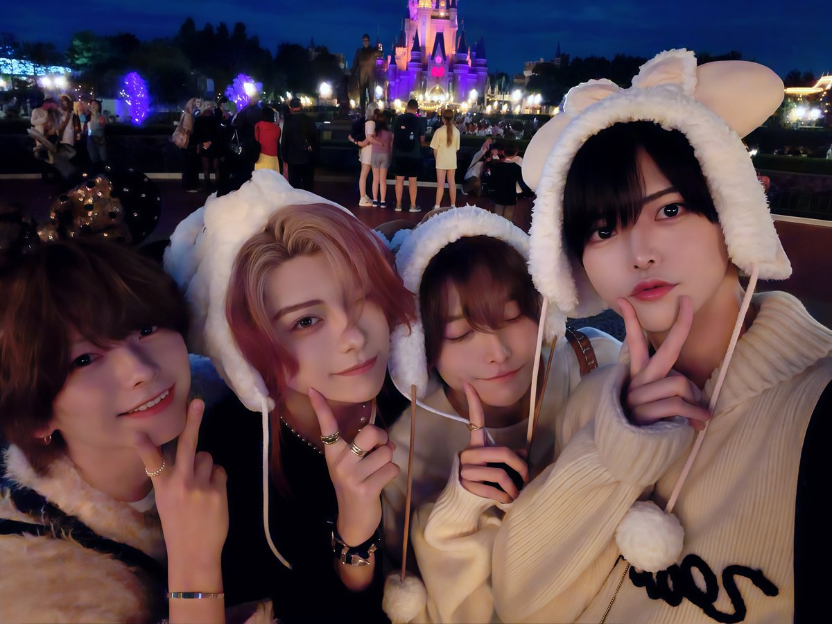 etsuya_lvsk's tweet photo. ディズニー！💛💜💚🤍 https://t.co/MbrtMhXLx8
