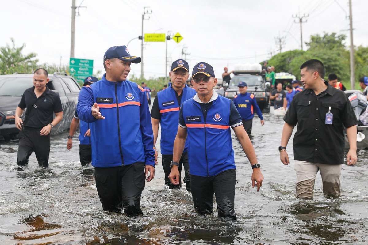 RTARF_PR's tweet photo. กองทัพไทยเคียงข้างประชาชน จากวันแรกของวิกฤตสู่ภารกิจฟื้นฟู ผนึกกำลังทุกเหล่าทัพ คืนความปลอดภัยและรอยยิ้มสู่ชุมชน https://t.co/Ye9JMJZxc3

#กองทัพไทย 
#กองบัญชาการกองทัพไทย 
#กองทัพไทยเคียงข้างประชาชน 
#BigCleaning 
#OneTeamทัพไทย
#น้ำท่วม69 https://t.co/0MPPacbucx