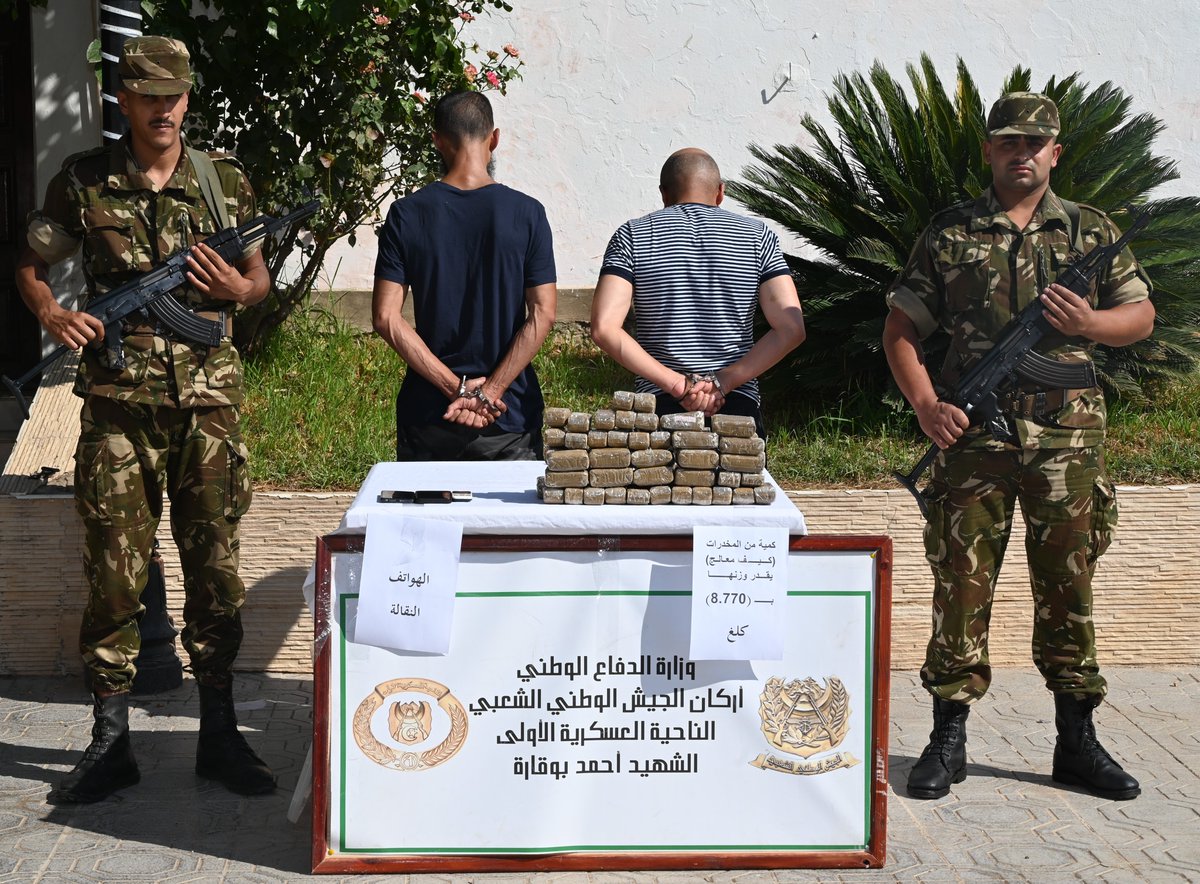 mdnGovDz's tweet photo. ✅ الحصيلة العملياتية الأسبوعية للجيش الوطني الشعبي خلال الفترة الممتدة من 7 إلى 13 أكتوبر 2026

#مكافحة_الإرهاب
أوقفت مفارز للجيش الوطني الشعبي (7) عناصر دعم للجماعات الإرهابية، خلال عمليات متفرقة عبر التراب الوطني.

#محاربة_الجريمة_المنظمة
-أوقفت مفارز مشتركة للجيش الوطني الشعبي، بالتنسيق مع مختلف مصالح الأمن، (47) تاجر مخدرات
-إحباط محاولات إدخال (4) قناطير و(82) كيلوغرام من الكيف المعالج، عبر الحدود مع المغرب
-ضبط  (368.937)قرص مهلوس، خلال عمليات عبر النواحي العسكرية.
-القضاء على (3) منقبين غير شرعيين عن الذهب كان بحوزتهم سلاح ناري (1) ومعدات تنقيب مختلفة
-أوقفت مفارز أخرى، بكل من تمنراست وبرج باجي مختار وإن صالح، (385) شخصا وحجزت (29) مركبة و(144) مولد كهربائي و(97) مطرقة ضغط و(5) أجهزة كشف عن المعادن، بالإضافة إلى كميات من خليط خام الذهب والحجارة وتجهيزات تستعمل في عمليات التنقيب غير المشروع عن الذهب،
-توقيف (11) شخص آخر وضبط (4) بنادق صيد و(20.980) لتر من الوقود، وهذا خلال عمليات متفرقة.

-إحباط محاولات هجرة غير شرعية بالسواحل الوطنية لـ (291) شخصا كانوا على متن قوارب تقليدية الصنع
-توقيف (592) مهاجر غير شرعي من جنسيات مختلفة عبر التراب الوطني.

#وزارة_الدفاع_الوطني_الجزائرية