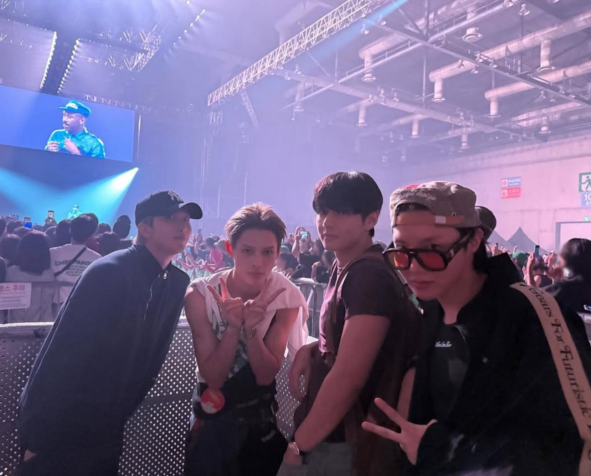 keookie214's tweet photo. 懐かしのタイラーのライブでバンタン先輩と撮るマンネじぇむさんも肩身狭そうですき https://t.co/Hrmlr6fB8p