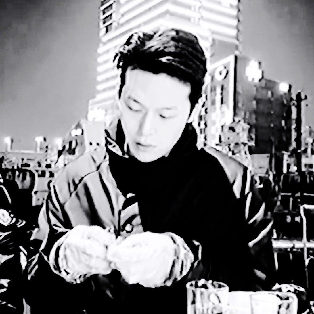lovi1ou's tweet photo. 건달이라 손 야무질 줄 알았던 건 착각이었다 차가워진 바람 따라 제철인 새우나 먹어볼까 했더니 새우가 정태주 잡아먹기 일보 직전 하나 까는 데 오 분 걸리지만 절대 빼앗기지 않는 집념 하나는 인정할게 근데 태주야 새우가 까고 싶어? https://t.co/f0eta7dbiQ