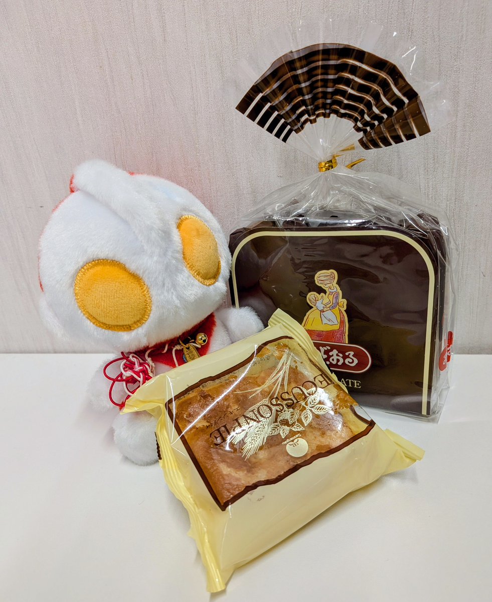 gomafu_phocidae's tweet photo. 昨日横浜でエキソンパイとままどおるチョコ味が山積みされており、たいへん幸せ空間でした

ちょうど最終日だったようでラッキー✨️ https://t.co/y06zux4ppJ