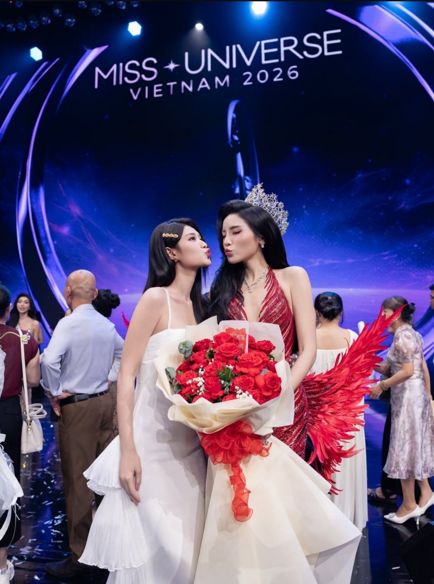 megaindecisao's tweet photo. Thread sobre as #kyduyenthienan
O casal de miss mais famoso do Vietnã https://t.co/kzAnLFWIUa