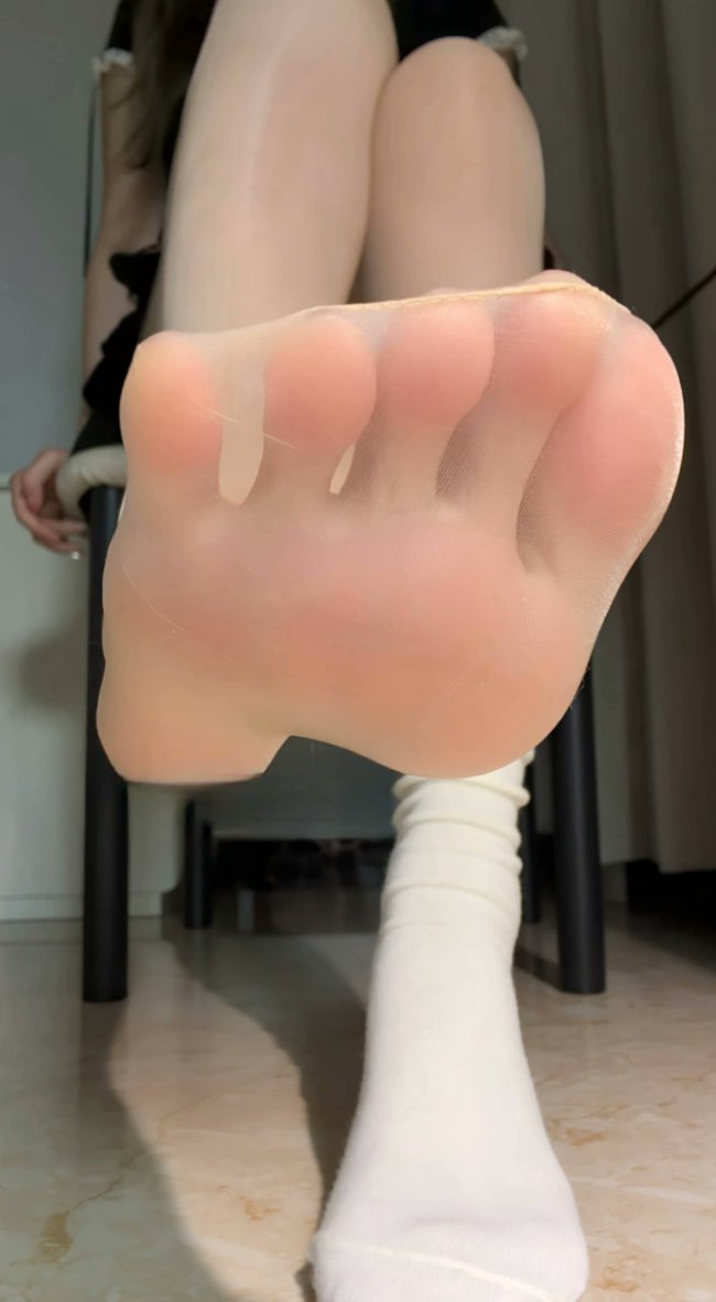 davioactive's tweet photo. 喜欢大骚白丝脚吗？踩一下你就交代了吧？
#反差 #足控 #女高 #白丝 https://t.co/4yOuOGwOjq