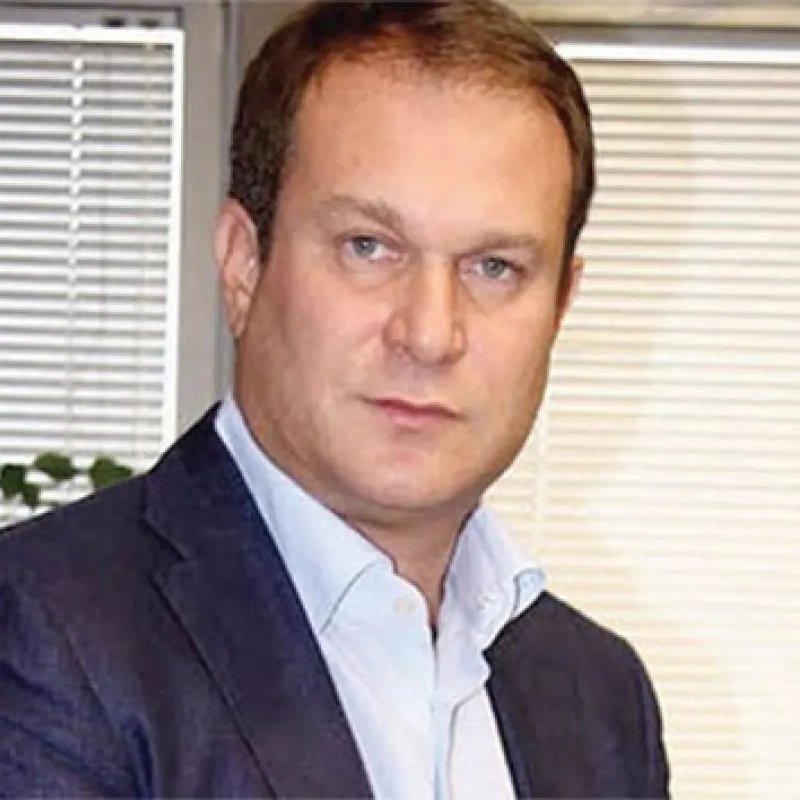 medyamuhtari's tweet photo. 🔴 Halk TV'nin sahibi Cafer Mahiroğlu firari, Londra'da yaşıyor, hakkında yakalama kararı var.

Sözcü TV'nin Sahibi Burak Akbay firari, İsviçre yada Londra'da yaşadığı sanılıyor, hakkında FETÖ'den dolayı yakalama kararı var.

Bizim de, bu iki ismin Kanalların gerçek sahipleri olduğuna inanmamızı bekliyorlar.

Şimdi her iki Kanal'da aynı Parti'yi tüm gücüyle destekliyor, Hedef: Recep Tayyip Erdoğan'ı indirip, İktidarı dış destekli proje adayları ile ele geçirmek.

Bu gizemli işbirliğini, yapının gayesinin ne olduğunu Türkiye Cumhuriyeti gayet iyi biliyor, 
Basın özgürlüğü safsatalarının arkasına kimse sığınmasın, Türkiye cumhuriyeti devleti bu numaraları yemez.