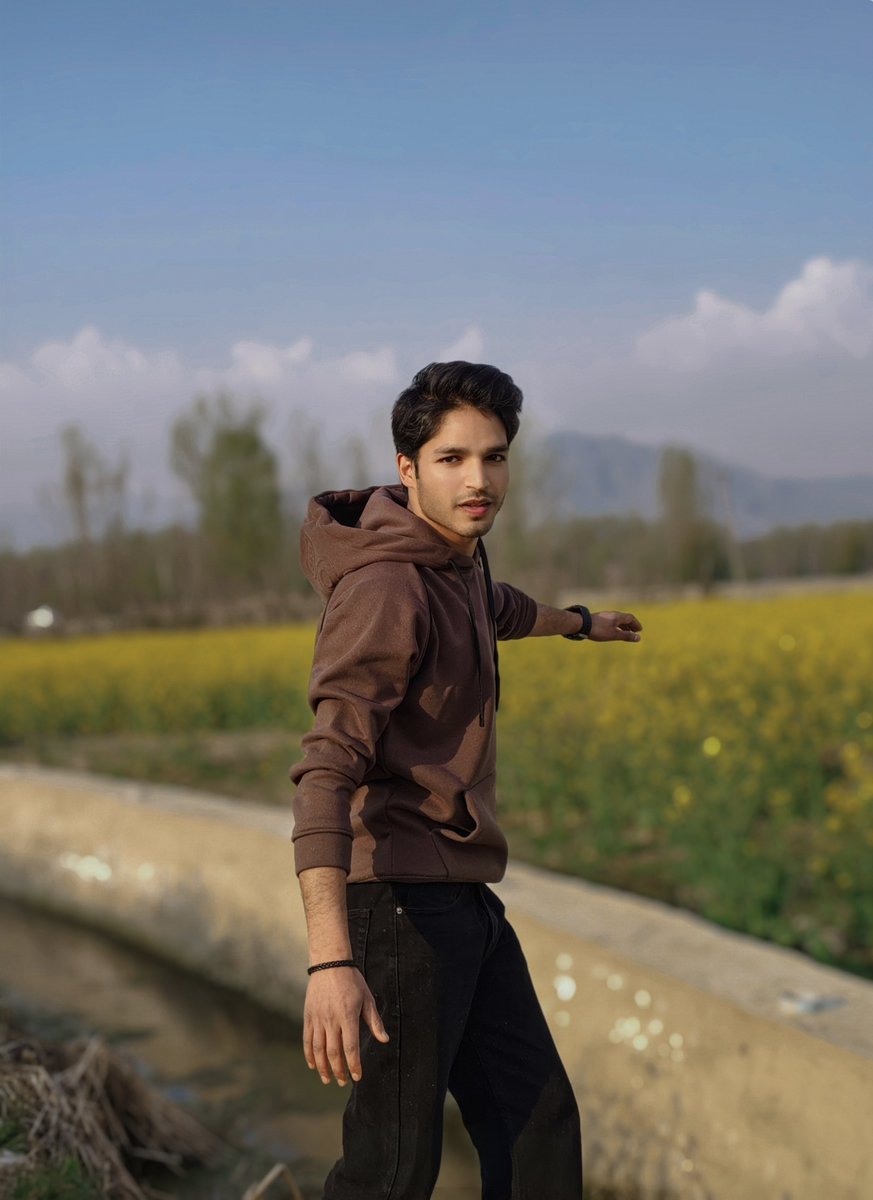 iamzackreshi's tweet photo. "And such are daffodils,
With the green world they live in."
—johnkeats https://t.co/ugUcqjxfVv